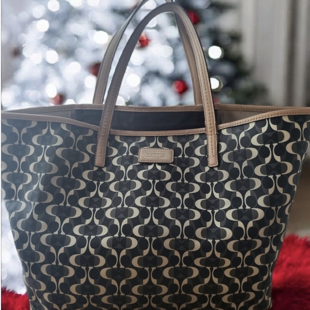 Coach Signature City Tote –Black & Beige GUC Multiple Hang Tags